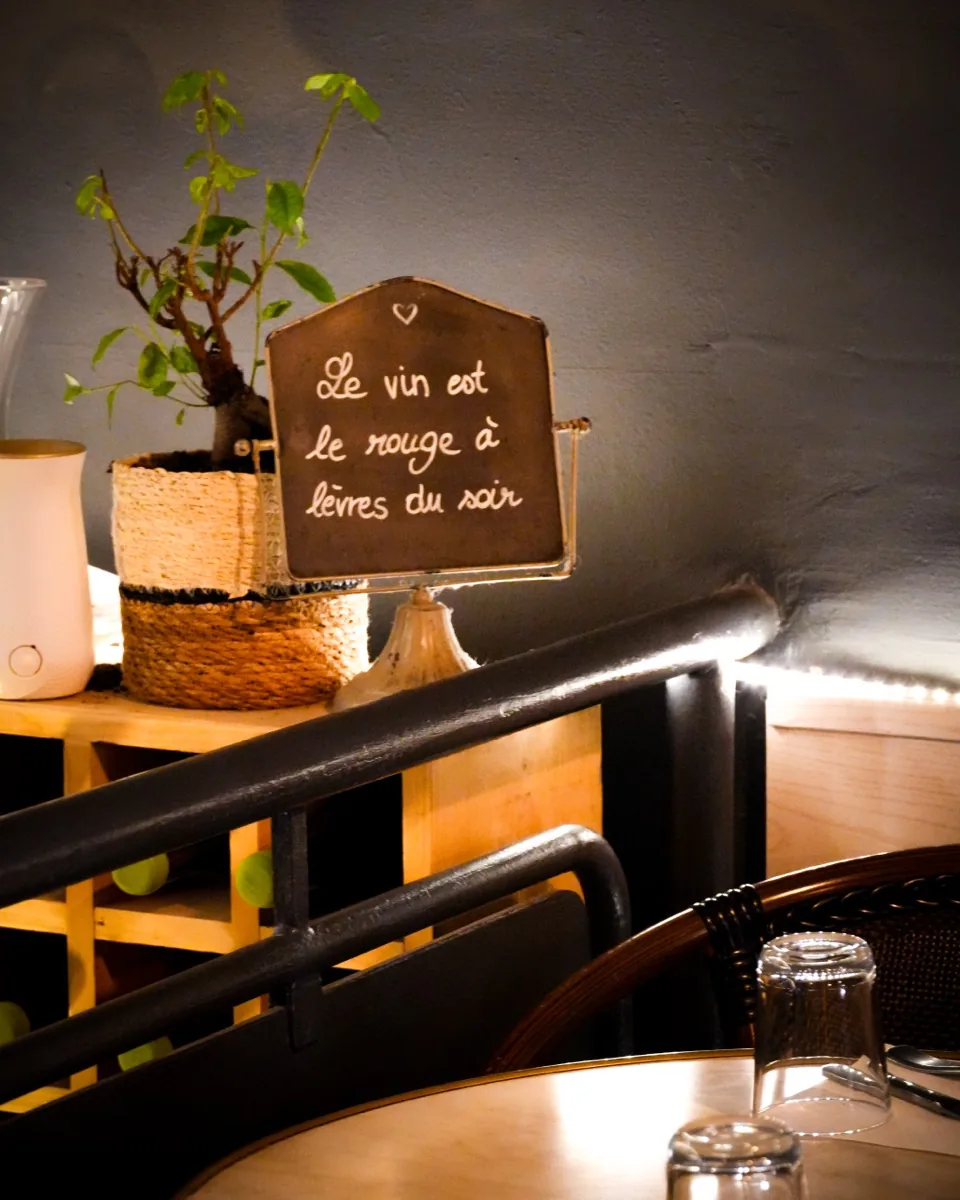 Ardoise dans la salle du Vieux Tonneau, ambiance du soir au bar à vins d'Aix-en-Provence
